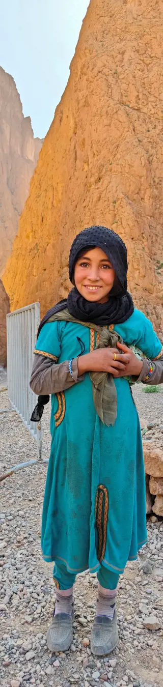 Ein Berber-Mädchen, das in der Todra-Schlucht lebt.
